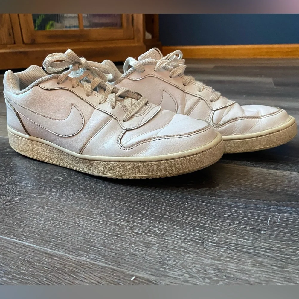 Nike Low Triple White Shoes size 9.5 - Picture 2 of 9